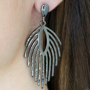 METRO SAFARI New Paparazzi Earrings Pierced Black Gun Metal Tone NIP